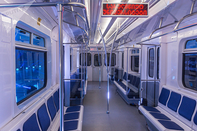 Вагон поезда метро Тбилиси на станции Государственный университет