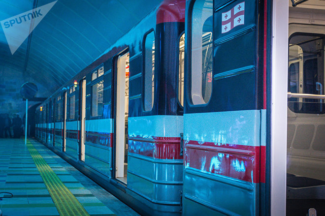 Вагон поезда метро Тбилиси на станции Государственный университет