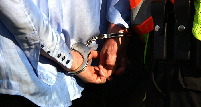 Человек в наручниках задержан Человек в наручниках задержан