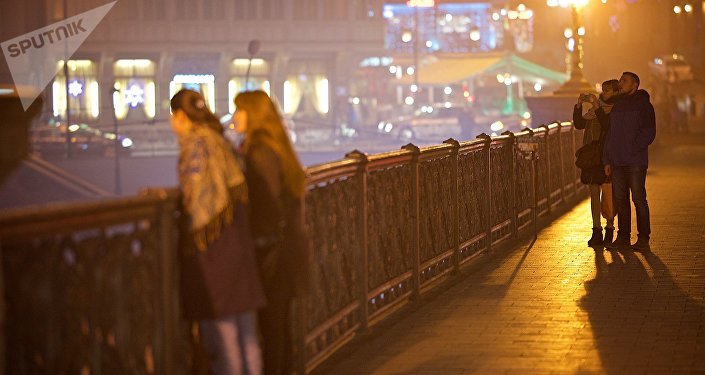 Тбилиси в тумане - туристы гуляют по Метехскому мосту Тбилиси в тумане - туристы гуляют по Метехскому мосту