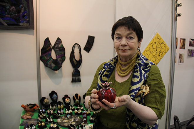 Елена — продавщица стенда минанкари, грузинской перегородчатой эмали Елена — продавщица стенда минанкари, грузинской перегородчатой эмали