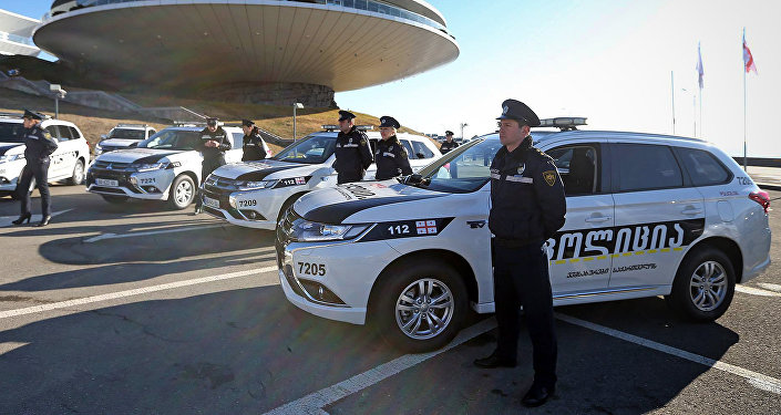 Церемония передачи гибридных и электромобилей полиции Грузии