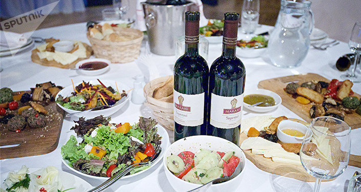 Праздничный стол с грузинскими блюдами и вином