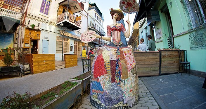 Женская фигура в старинном платье на улице Ираклия Второго в историческом центре Тбилиси