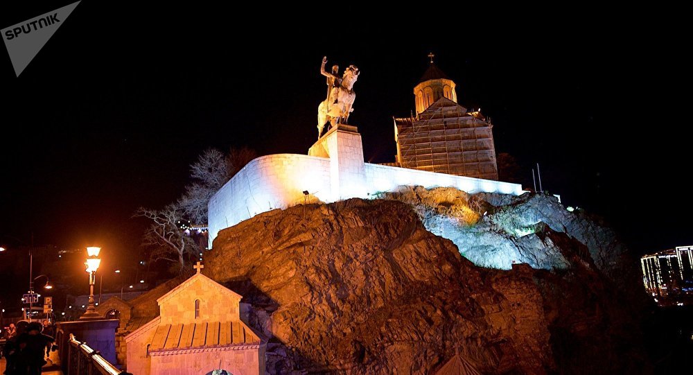 Ночной вид на Метехскую церковь и памятник Вахтангу Горгасали в Тбилиси