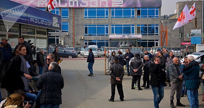 Люди у здания телекомпании Рустави 2 Люди у здания телекомпании Рустави 2