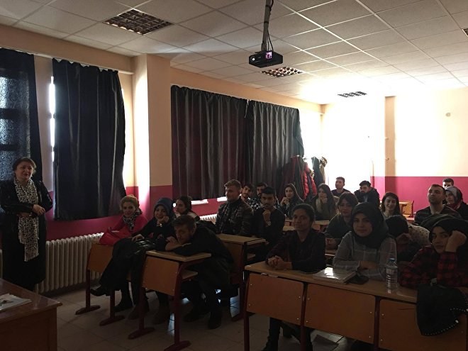 თამარ ხვედელიანის თურქეთელი სტუდენტები ქართული ენის გაკვეთილზე უყურებენ ფილმს იანვანამ რა ჰქმნა?
